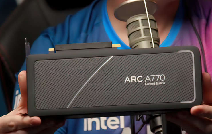 Intel'in temsilcisi Ryan Shrout, elinde bir Intel Arc A770 Sınırlı Üretim Grafik Kartı tutuyor. (Resim Kredisi: LinusTechTips / WAN Gösterisi)
